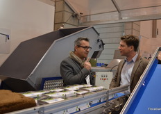 Justin van der Putten with Jolly. Dealer of Logitech in France explains about the CM100 process coir Block, that rehydrating it. 5kg dry coir +17 liter water gives about 70liters ready to use substrate.